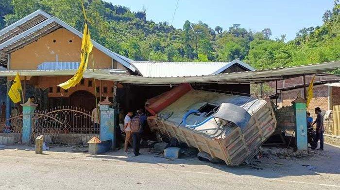 Truk Box Seruduk Rumah Warga di Bima NTB, 2 Orang Tewas dan Tiga Dirawat