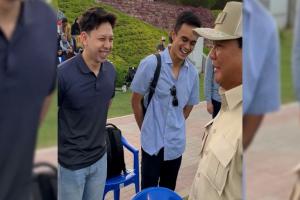 Pilot Indonesia Hampiri Menhan Prabowo di Qatar, Jabat Tangan hingga Selfie Bareng