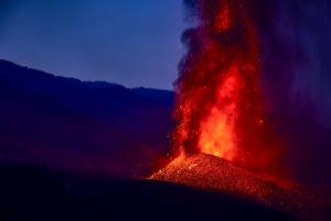 Gunung Semeru Muntahkan Guguran Lava Pijar Sejauh 2 Km