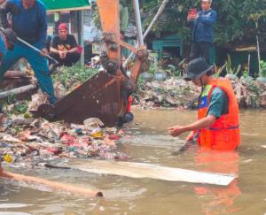 Peringati Hari Lingkungan Hidup Sedunia, DLH Kota Bekasi Bersih-Bersih Kali