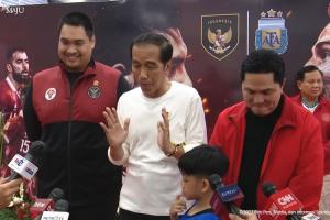 Kala Ketum PSSI Erick Thohir Tersenyum hingga Tersipu Malu Saat Dipuji Presiden Jokowi karena Datangkan Argentina