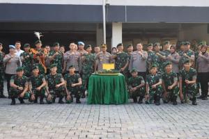 Batalyon Mekanis 202 Tajimalela Kunjungi Polres Metro Bekasi Kota Beri Kejutan di HUT ke-77 Bhayangkara