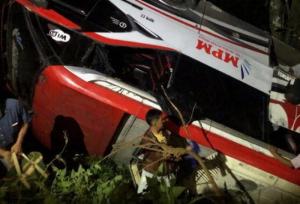 Waduh! Diduga Rem Blong, Bus MPM Rute Jakarta-Padang Masuk Jurang di Kawasan Sitinjau