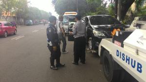 Polisi Turunkan ETLE Mobil untuk Tertibkan Parkir Liar di Kawasan Senopati