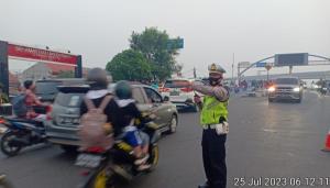 Cegah Kepadatan Kendaraan, Unit Lantas Polsek Pondok Gede Giat Pengaturan Lalu Lintas Dititik Rawan Kemacetan