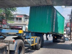 Ngeri! Truk Kontainer Tersangkut Jembatan Timpa Mobil Sampai Ringsek di Bogor