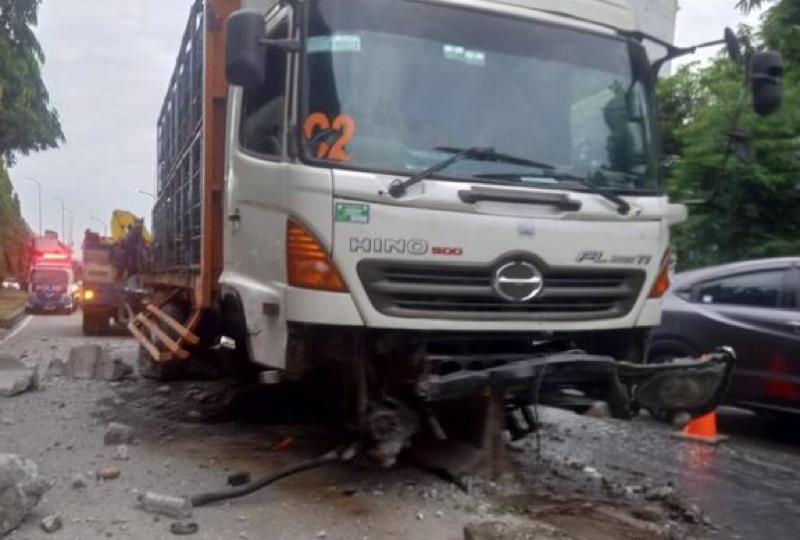 Truk Muatan Galon Tabrak Pembatas Busway Di Kawasan Kebon Nanas