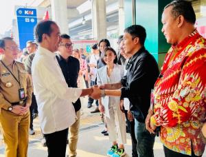 Plt Wali Kota Bekasi Jajal LRT Jabodebek Bersama Jokowi dan Influencer: Pilihan Transportasi Baru dan Nyaman