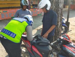 Polisi Tilang 30 Pengendara Sepeda Motor Lawan Arah di Lokasi Kecelakaan Lenteng Agung