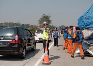 Toyota Hiace Vs Truk Isuzu di Tol Pandaan, 2 Orang Tewas dan 6 Luka