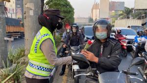 Polwan Polrestro Bekasi Kota Gatur Lalin dan Bagikan Bunga untuk Pengguna Jalan Jelang HUT ke-75 Polwan
