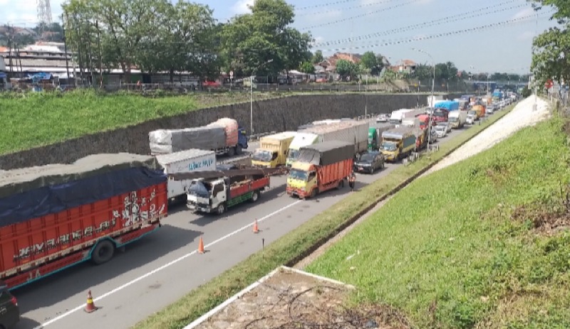 Arus Kendaraan Sempat Macet di KM 8 Tol Tangerang Arah Jakarta Gegara Kecelakaan Truk Terbalik