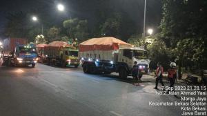 Petugas Dishub Kota Bekasi Tindak Truk Besar yang Melintas saat Jam Sibuk