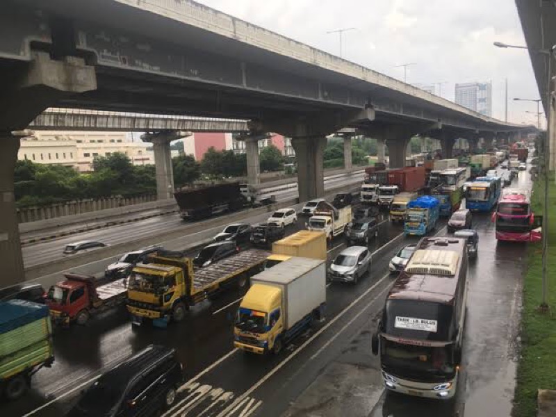 Rabu Pagi, Ruas Tol Arah Jakarta Padat Kendaraan