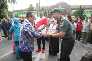 Dandim 0507/Bekasi Didampingi Ketua Persit KCK Cabang XXI Hadiri Acara Serah Terima Jabatan Wali Kota Bekasi