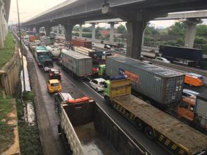 Ada Kecelakaan Beruntun, Kendaraan Tersendat di  KM 13 Tol Bekasi Barat Arah Jakarta