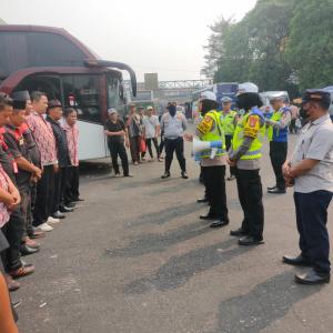 Operasi Zebra Jaya 2023, Satlantas Polres Metro Bekasi Kota Sosialisasi Keselamatan Berkendara Kepada Pengemudi Bus di Terminal