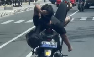Viral Pria Rebahan saat Naik Sepeda Motor di Depok, Polisi Tilang Lewat ETLE
