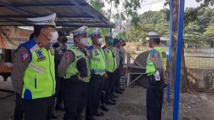 Unit Lantas Polsek Bekasi Timur Berikan Teguran ke Pengendara Sepeda Motor Pelanggar Lalu Lintas Dalam Operasi Zebra Jaya 2023