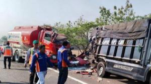 Truk Tangki BBM Hantam Belakang Truk Muatan Kayu di Tol Cipali, 1 Orang Tewas