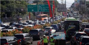 Jalur Puncak Padat Kendaraan Kamis Siang, Polisi Terapkan One Way Arah Jakarta