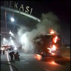 Waduh! Bus Terbakar di Fly Over Summarecon Bekasi