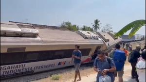 Waduh, Penumpang Berhamburan Usai Rangkaian Kereta Anjlok di Kulonprogo
