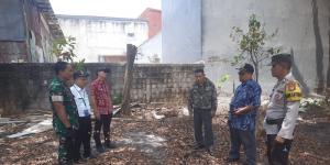 Cegah Polusi dan Kebakaran, Binmaspol Polsek Pondok Gede Edukasi Warga Tidak Bakar Sampah
