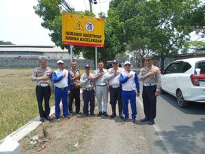 Tingkatkan Kewaspadaan Berkendara, FKLLAJ dan ATPM Honda Jawa Barat Pasang Papan Imbauan Reflektif