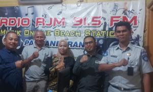 Tim Pembina Samsat Pangandaran Sosialisasikan Program Pemutihan Denda Pajak dan Bea Balik Nama Kendaraan Melalui Talkshow Radio