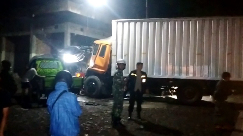 Diduga Rem Blong, Truk Tronton Hantam Bengkel Tambal Ban di Cianjur, 1 Orang Tewas