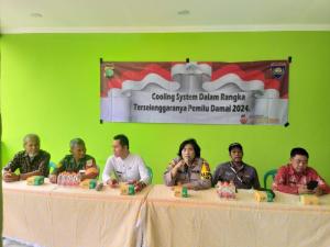 Polsek Bekasi Utara Berikan Imbauan Pemilu Damai 2024 Dalam Giat Cooling System di Taman Wisma Asri
