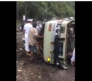 Minibus Angkut 15 Penumpang Terguling di Bali, 6 Orang Tewas