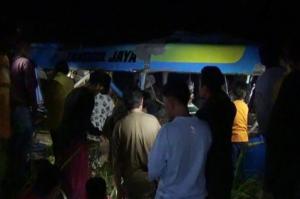 Mobil Elf Dihantam Kereta Api di Lumajang, 11 Orang Tewas