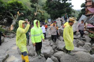 Kapolda Sumut Salurkan Bantuan dan Pencarian Korban Longsor di Humbahas