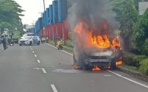 Waduh! 4 Kendaraan Kecelakaan di Tangsel, 1 Mobil Terbakar