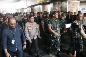 Polda Metro Jaya, TNI dan Pemprov DKI Bersih-Bersih Sungai Anak Kali Krukut
