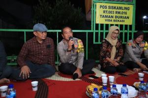 Kapolrestro Bekasi Kota Cangkrukan Bersama Warga RW 16 di Pos Kamling Padurenan Mustika Jaya