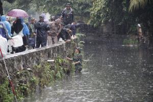 Top! Prajurit Koramil 01/Kranji Bersihkan Kali Perumnas dan Tanam Pohon Produktif di Bawah Guyuran Hujan