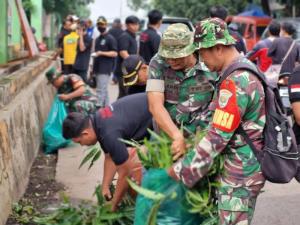 Koramil 02/Pondok Gede Bersih-Bersih Pasar untuk Cegah Penyebaran DBD dan Banjir