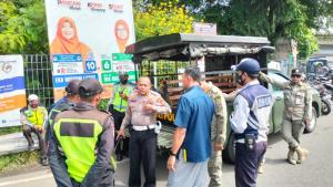 Unit Lantas Polsek Bekasi Timur Pengamanan Giat Imbauan Kepada Para PKL Dekat Gerbang Tol