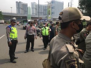 Unit Lantas Polsek Bekasi Timur Dampingi Satpol PP Tertibkan PKL Dekat Gerbang Tol, Kanitlantas: Alhamdulillah Lalu Lintas Lancar
