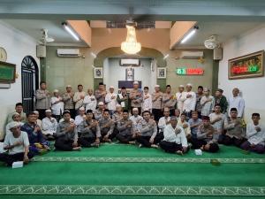 Subuh Keliling Polda Metro Jaya Bagikan 100 Paket Sembako dan Al-Quran