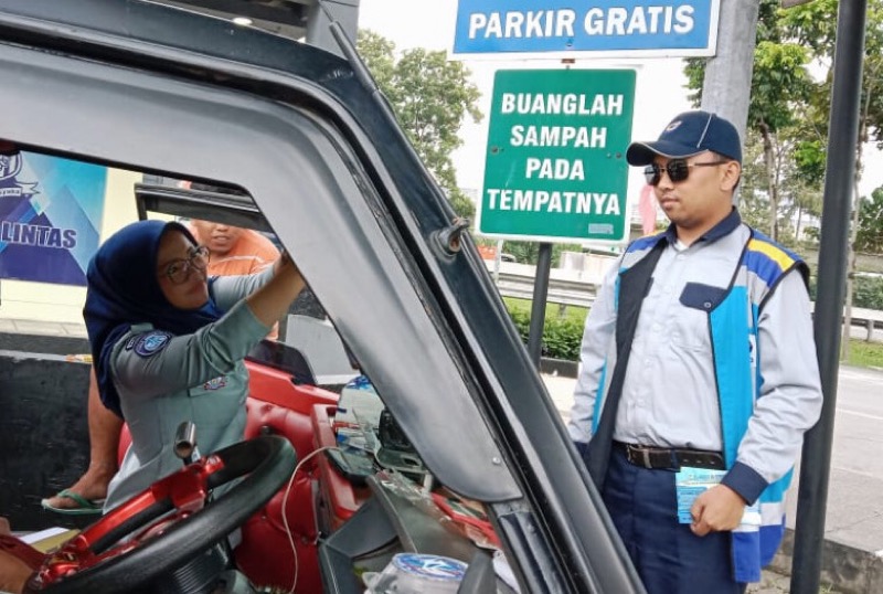 Tekan Angka Kecelakaan Lalu Lintas di Jalan Tol, PT Jasa Raharja dan PT Jasa Marga Giat Pemasangan Stiker Panduan Keselamatan Berkendara