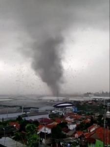 Angin Puting Beliung Terjang Rancaekek, Puing Bangunan Beterbangan
