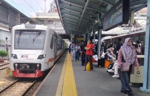 Tingkatkan Layanan, KAI Commute Uji Coba Layanan Naik Turun Pengguna Commuter Line Basoetta Di Stasiun Rawabuaya