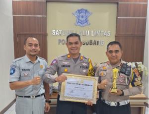 Jasa Raharja Berikan Penghargaan Kepada Kepolisian Atas Kolaborasi Pos Pelayanan Terpadu Natal 2023 dan Tahun Baru 2024 di Wilayah Jawa Barat