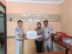Jasa Raharja Tasikmalaya Serahkan Penghargaan Kepada Kepolisian Atas Kolaborasi Pos Pelayanan Nataru 2024 di Kabupaten Garut