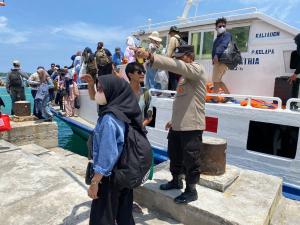 Polsek Kepulauan Seribu Utara Amankan Dermaga di Pulau Harapan, Bersikap Humanis dalam Pemeriksaan dan Musnahkan Miras yang Disita