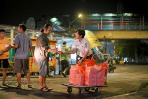 Gelar Kegiatan Sosial, KAI Commuter Bagi-bagi Paket Makan Sahur di Stasiun Bogor dan Stasiun Rangkasbitung